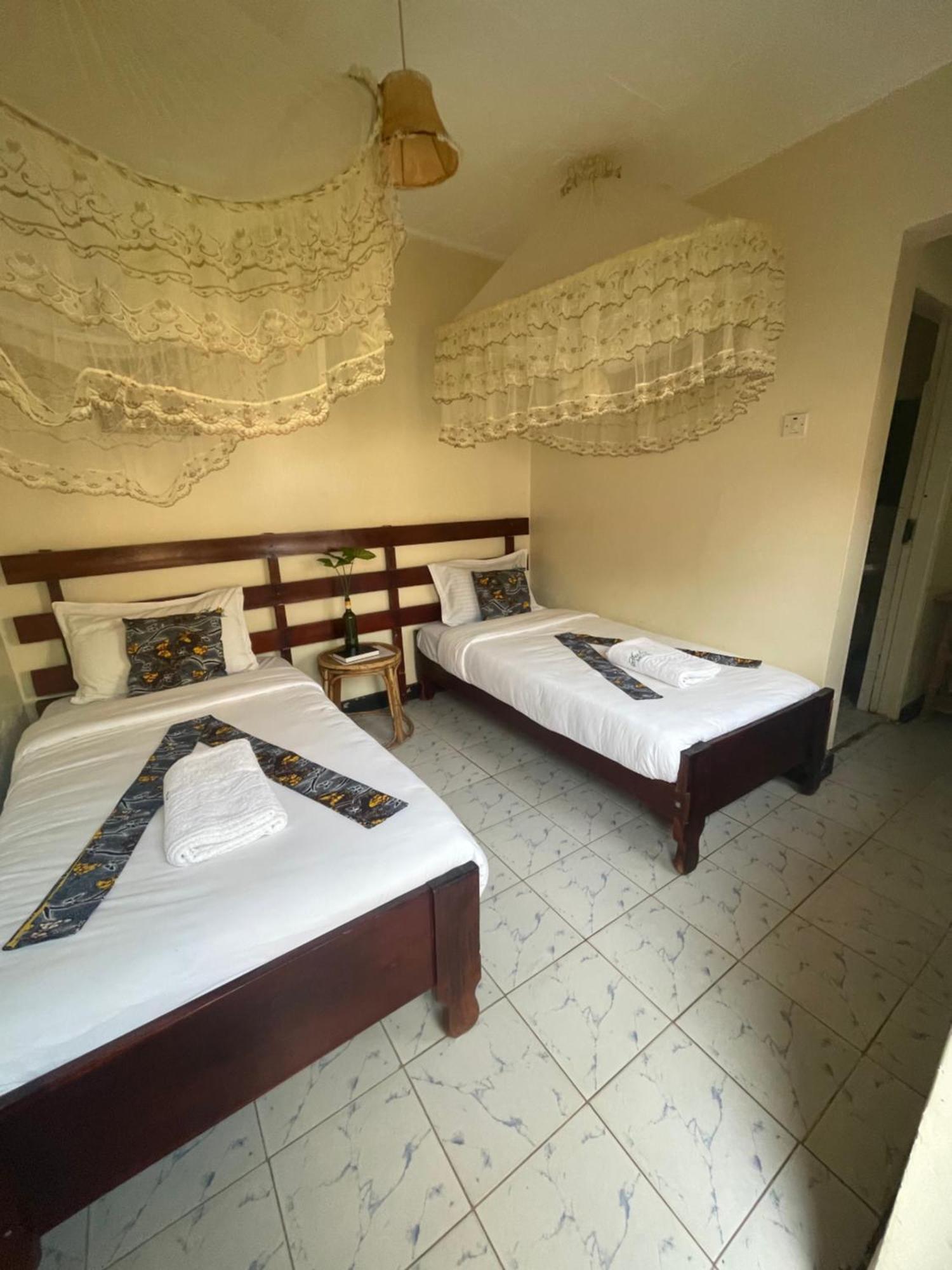 Suba Motel Kihihi ภายนอก รูปภาพ
